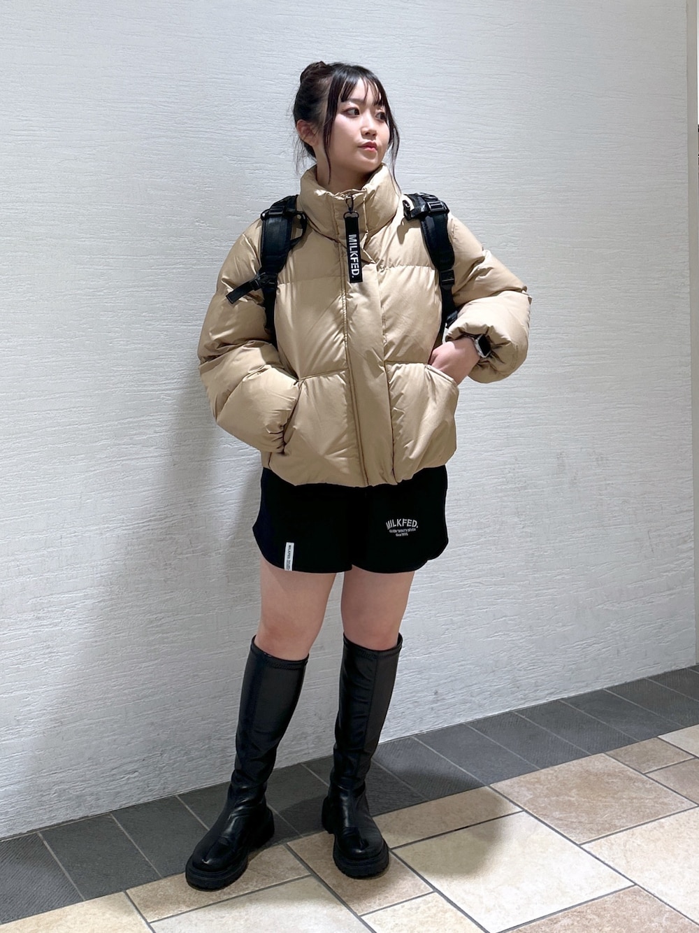 「ミルクフェド、ミルクフェド(MILKFED.)、MILKFED.、パファージャケット、ダウンジャケット、ショートパンツ、リュック、お出かけコーデ、冬アウター、低身長女子、キレイめコーデ、オトナカジュアル、ベージュ、シンプルスタイル」｜「MILKFED.のDAILY SWEAT SHORTS（スウェットパンツ、ブラック系）」を使った、レイナさん（レディース・154cm）の冬コーディネートの1枚目の写真