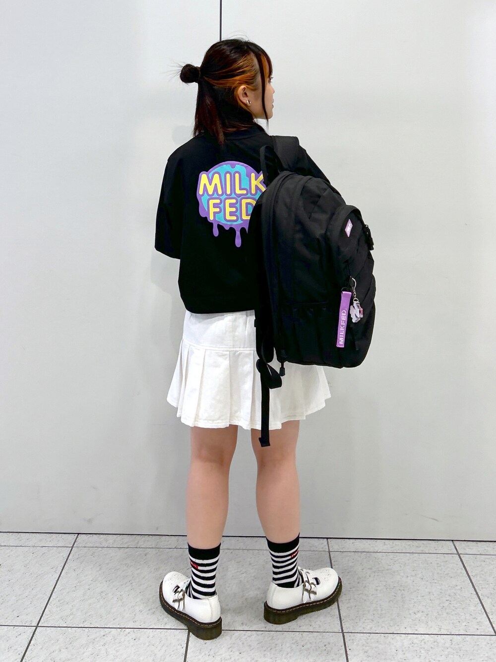 「お出かけコーデ、WEARyouthコーデ、カラー×コーデ、アツいコーデ全部見せ、ミルクフェド、ミルクフェド(MILKFED.)、MILKFED.、プリーツスカート、ミニスカート、バックパック、リュック、パープル×黒、カジュアルコーデ、ショート丈トップス、低身長コーデ」｜「MILKFED.のDRIP LOGO WIDE TOP（Tシャツ/カットソー、ブラック系）」を使った、レイナさん（レディース・154cm）の夏コーディネートの1枚目の写真