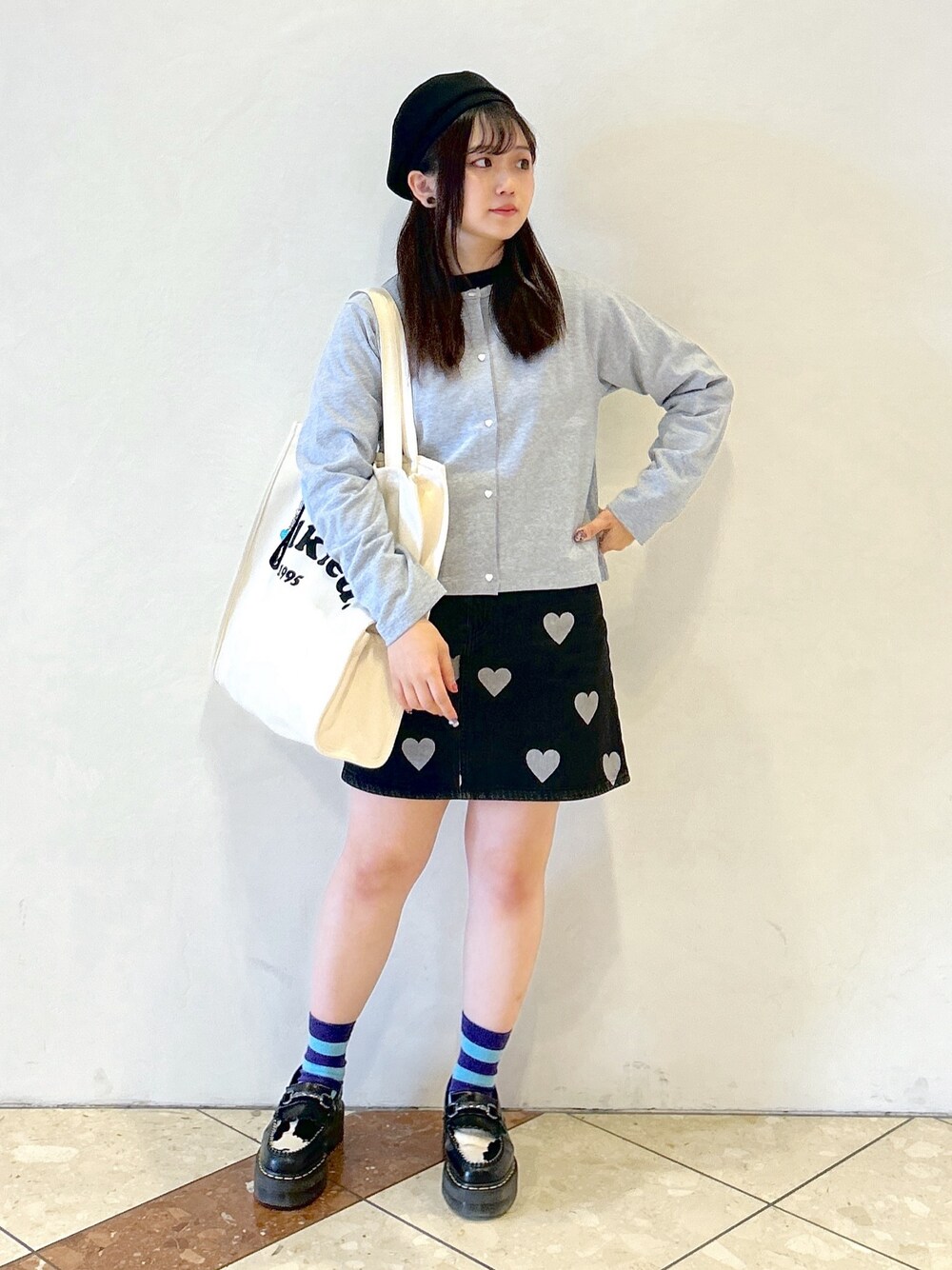 「ミルクフェド、ミルクフェド(MILKFED.)、MILKFED.、カーディガン、デニムスカート、ミニスカート、ハート、グレー、トートバッグ、キャンバストート、ベレー帽、着回しコーデ、今日のコーデ、お出かけコーデ、オトナカジュアル」｜「MILKFED.のHEART ELBOW CARDIGAN（カーディガン/ボレロ、グレー系）」を使った、レイナさん（レディース・154cm）の春コーディネートの1枚目の写真