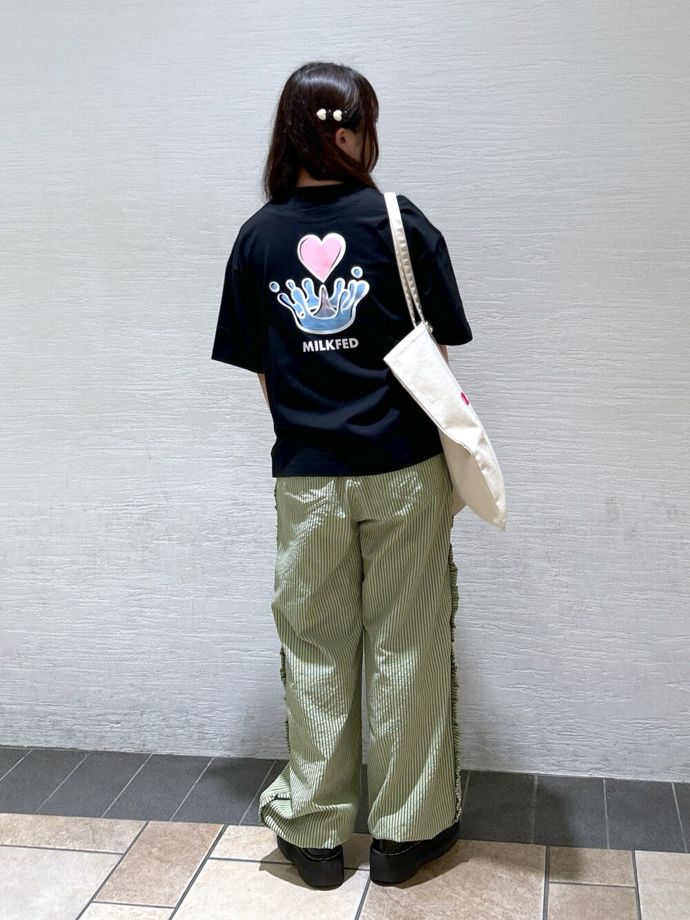 「ミルクフェド、ミルクフェド(MILKFED.)、MILKFED.、ロゴT、春のNewスタイル、グリーン、ワイドパンツ、トートバッグ、着回しコーデ、お出かけコーデ、ストライプ、きれいめカジュアル、ラクチンコーデ、Tシャツ、春夏コーデ」｜「MILKFED.のSTRIPPED RUFFLE PANTS（その他パンツ、グリーン系）」を使った、レイナさん（レディース・154cm）の春コーディネートの1枚目の写真