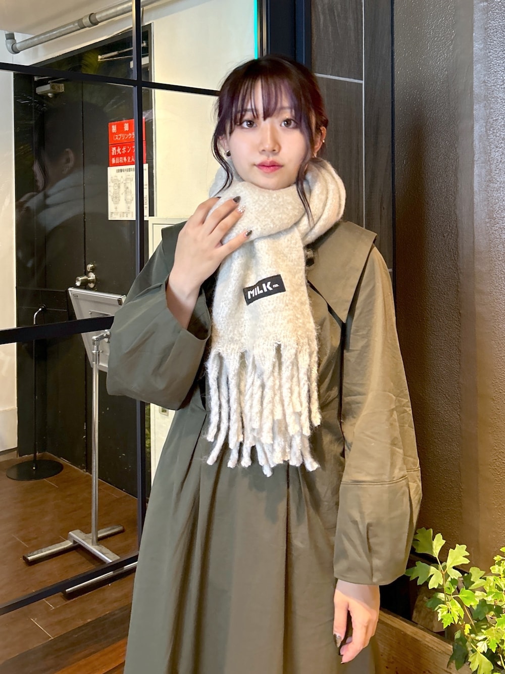 「秋服まるっと大公開、ミルクフェド、ミルクフェド(MILKFED.)、MILKFED.、マフラー、マフラーぐるぐる、ストール、秋服準備はじめました、お洒落さんとつながりたい、オトナ女子、オトナカジュアル、大人かわいい、きれいめカジュアル、カラー×コーデ、カジュアルコーデ」｜「MILKFED.のBASIC SOLID STOLE（ストール/ショール、ホワイト系）」を使った、レイナさん（レディース・154cm）の秋コーディネートの1枚目の写真