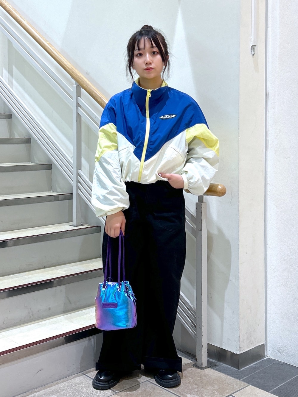 「ジャケット、ミルクフェド、ミルクフェド(MILKFED.)、MILKFED.、スポーティ、メタリック、デニムパンツ、カジュアルコーデ、今日のコーデ、ブルー、低身長コーデ、ショルダーバッグ、スポーツミックス、春夏コーデ、デニムコーデ」｜「MILKFED.のBIG POCKETS PANTS（デニムパンツ、ブラック系）」を使った、レイナさん（レディース・154cm）の冬コーディネートの1枚目の写真