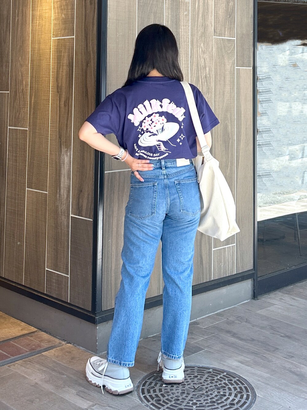「MILKFED.、ミルクフェド、ミルクフェド(MILKFED.)、デニムコーデ、発泡プリント、着回しコーデ、ショルダーバッグ、キャンバストート、ootd、骨格ウェーブ、カジュアルコーデ、夏服、メガネ女子」｜「MILKFED.のBOUQUET SS TOP（Tシャツ/カットソー、ブルー系）」を使った、レイナさん（レディース・154cm）の夏コーディネートの1枚目の写真