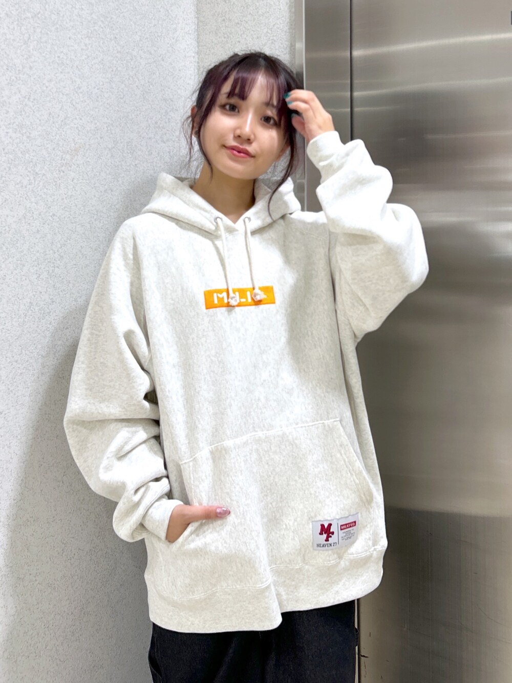 「ミルクフェド、ミルクフェド(MILKFED.)、MILKFED.、chanmpion、チャンピオン、フーディー、パーカーコーデ、パーカー、オーバーサイズ、メンズライク、ボーイズライク、ストリートコーデ、裏起毛、おでかけコーデ、おしゃれさんと繋がりたい」｜「MILKFED.のMILKFED.ⅹCHAMPION SWEAT HOODIE（パーカー、ベージュ系）」を使った、レイナさん（レディース・154cm）の秋コーディネートの1枚目の写真
