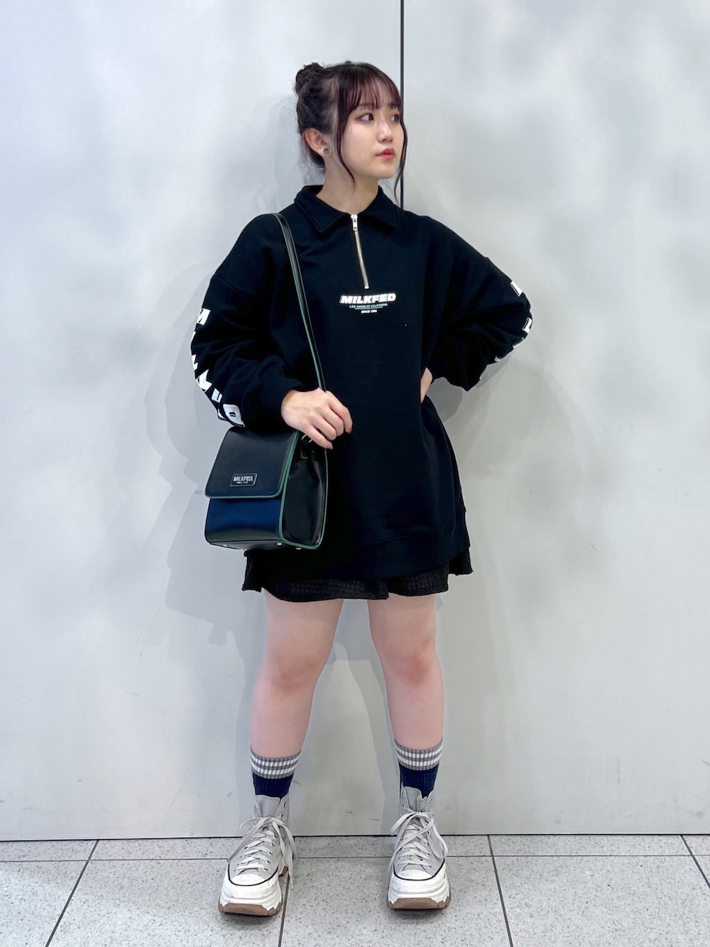 「休日スタイル、ミルクフェド、ミルクフェド(MILKFED.)、MILKFED.、ハーフジップ、オトナカジュアル、おしゃれさんと繋がりたい、秋服コーデ、初秋コーデ、ミニスカート、シンプルスタイル、低身長コーデ、骨格ウェーブ、converse、厚底スニーカー」｜「MILKFED.のSQUARE BAG（ショルダーバッグ、ブラック系）」を使った、レイナさん（レディース・154cm）の秋コーディネートの1枚目の写真