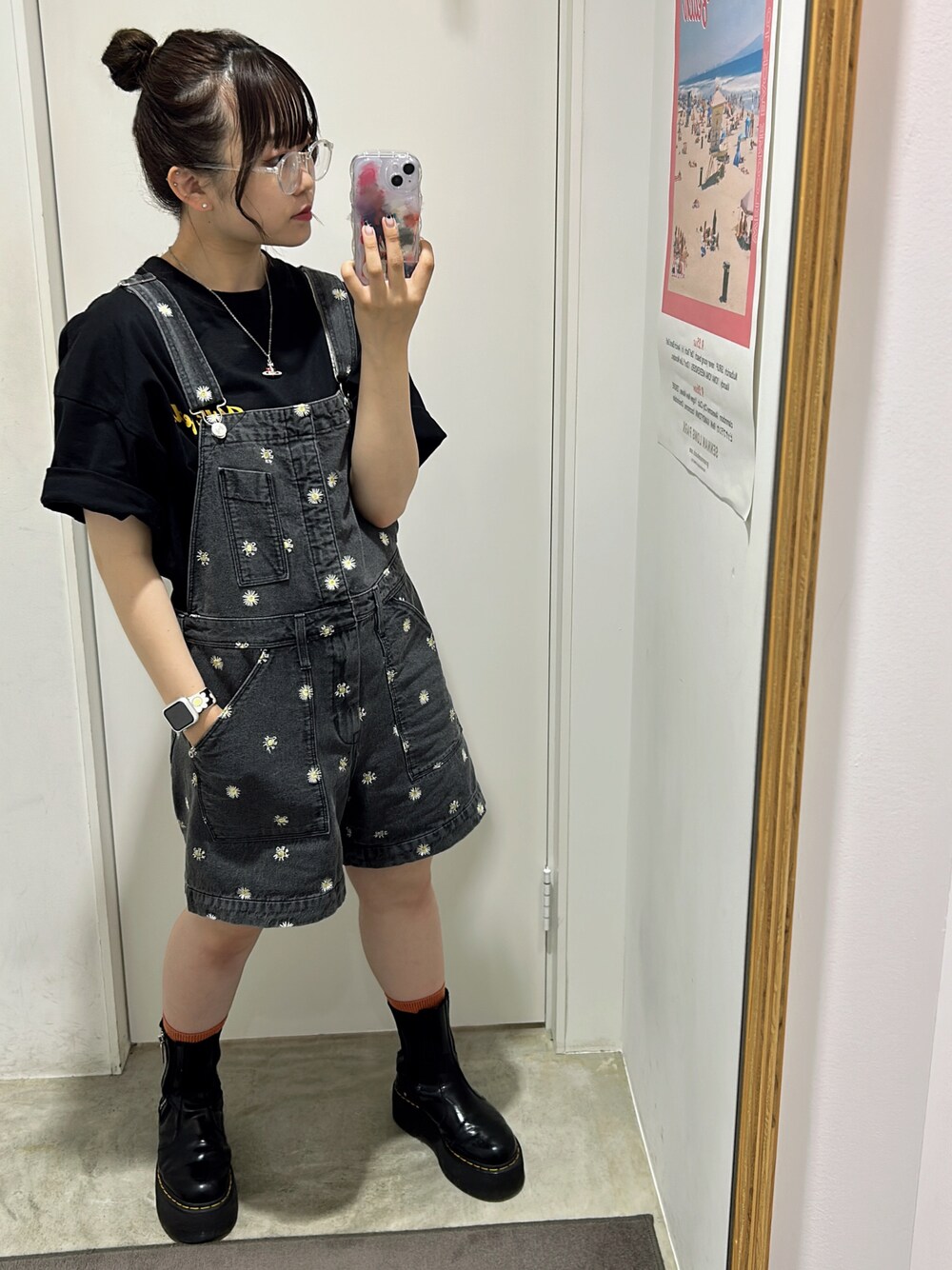 「お出かけコーデ日記、夏コーデ、休日コーデ、骨格ウェーブ、今日のコーデ、ミルクフェド、ミルクフェド(MILKFED.)、MILKFED.、Tシャツ、低身長、サロペット、ブラックコーデ、花柄、初夏コーデ、お出かけコーデ」｜「MILKFED.のFLORAL EMBROIDERY DENIM MINI SALOPETTE（サロペット/オーバーオール、ブラック系）」を使った、レイナさん（レディース・154cm）の春コーディネートの1枚目の写真