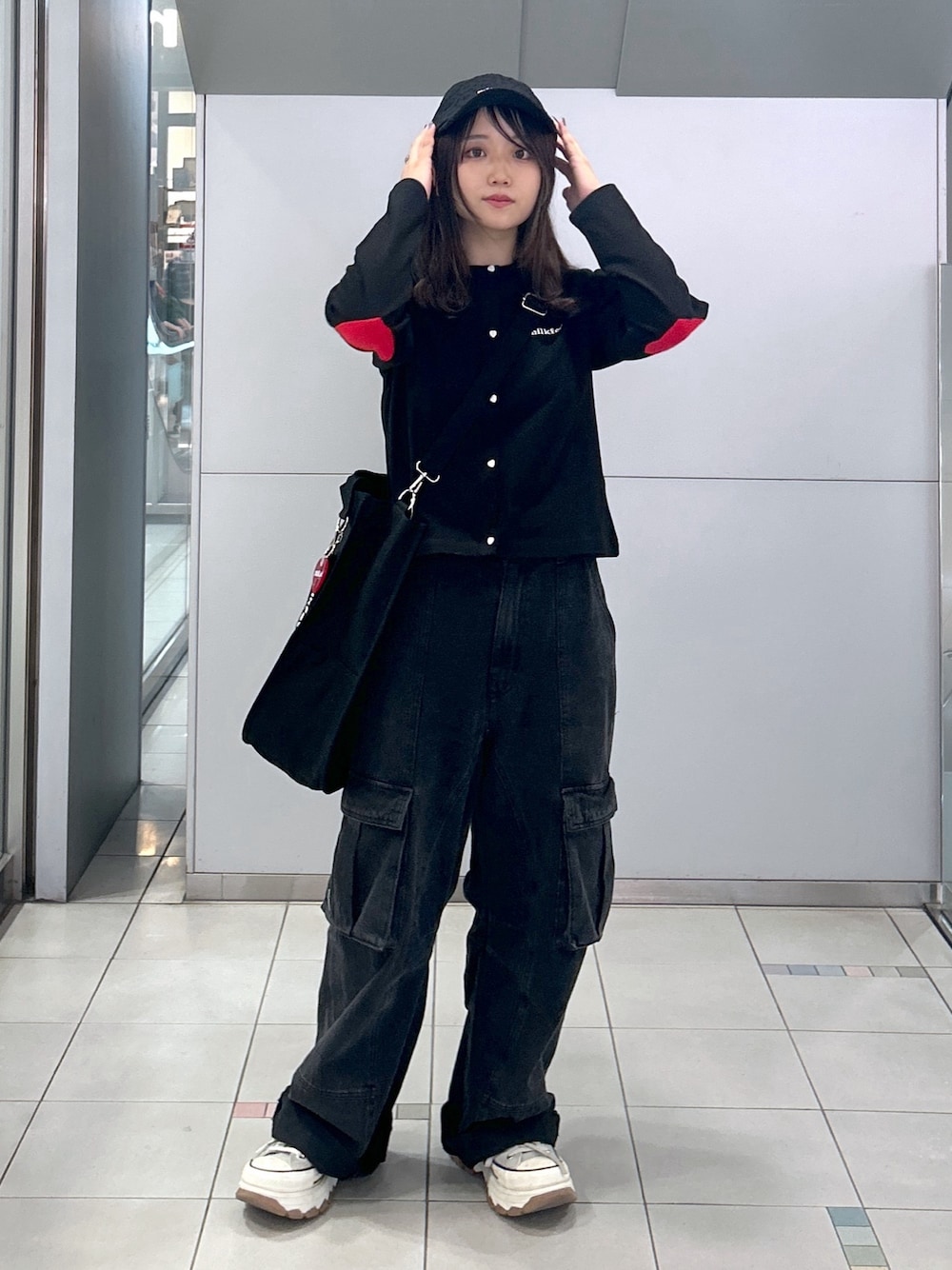 「ミルクフェド、ミルクフェド(MILKFED.)、MILKFED.、カーディガン、ショルダーバッグ、パソコン、カーゴパンツ、デニムコーデ、バケットハット、ブラックコーデ、ハート、ストリート、お出かけコーデ、大人カジュアルコーデ、スニーカーコーデ」｜「MILKFED.のLOGO LACE CAP（キャップ、ブラック系）」を使った、レイナさん（レディース・154cm）の春コーディネートの1枚目の写真