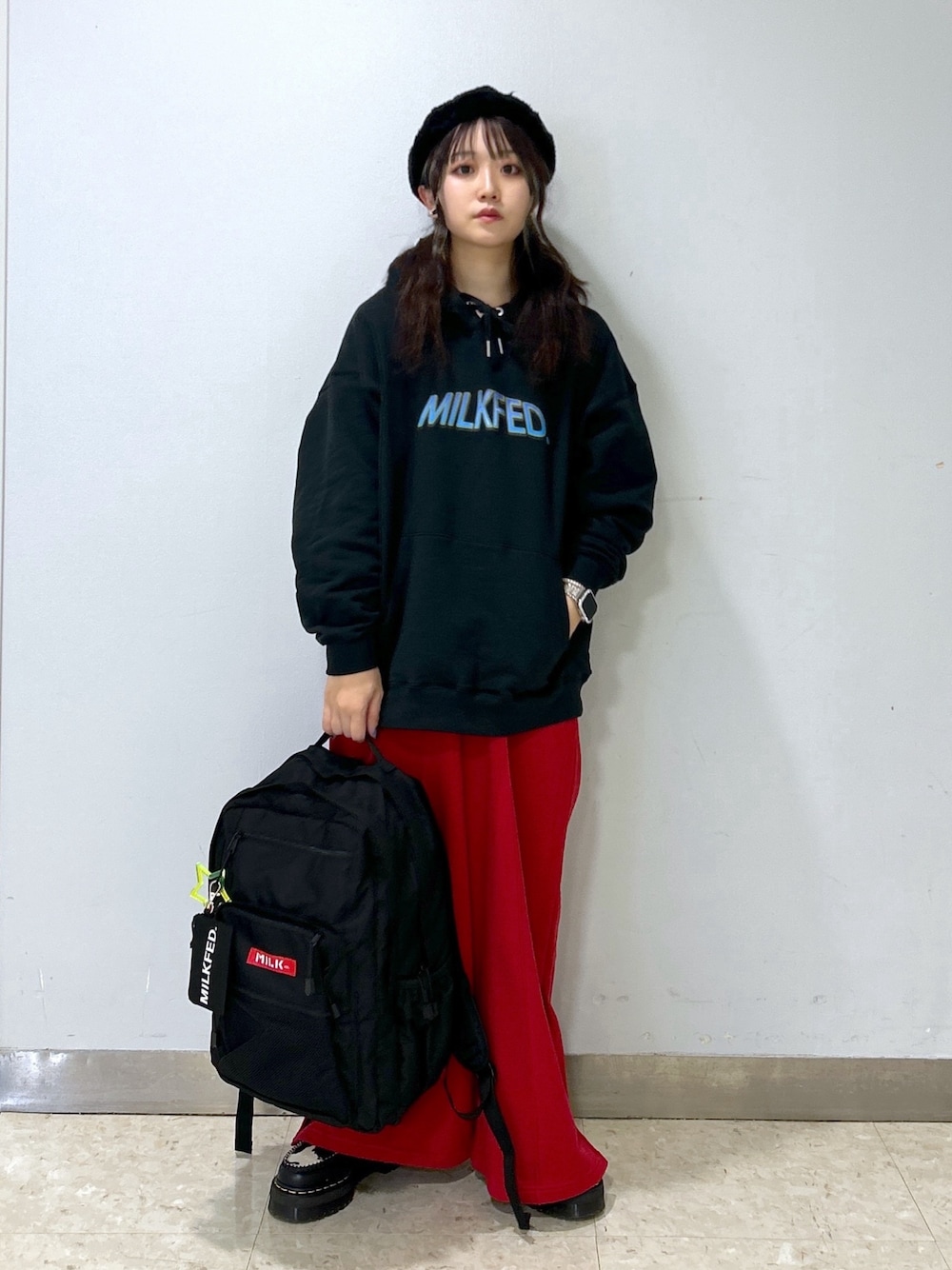「ミルクフェド、ミルクフェド(MILKFED.)、MILKFED.、パーカー、ワイドパンツ、リュック、バックパック、ストリート、メンズライク、冬を彩る色いろコーデ、赤、スウェット、大人カジュアル、ootd、骨格ウェーブ」｜「MILKFED.のW ZIP BACKPACK/大容量　リュックサック/バックパック（バックパック/リュック、レッド系）」を使った、レイナさん（レディース・154cm）の冬コーディネートの1枚目の写真