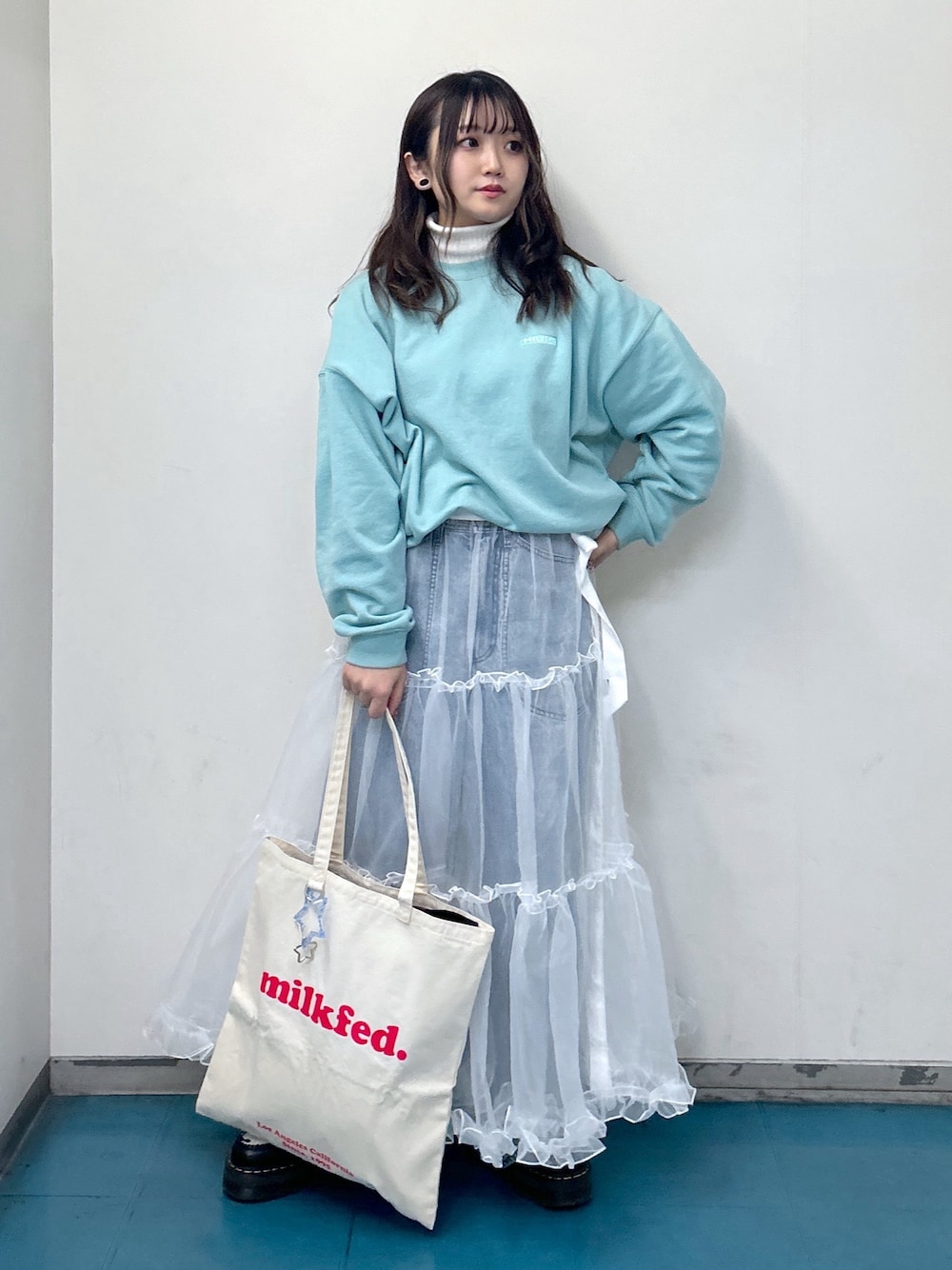 「ミルクフェド、ミルクフェド(MILKFED.)、MILKFED.、スウェット、トレーナー、ラップスカート、チュールスカート、レイヤードスタイル、トートバッグ、大人カジュアル、水色、パステルカラー、ootd、休日スタイル、ふわふわスカート」｜「MILKFED.のFAIRY WRAP SKIRT（スカート、ホワイト系）」を使った、レイナさん（レディース・154cm）の春コーディネートの1枚目の写真
