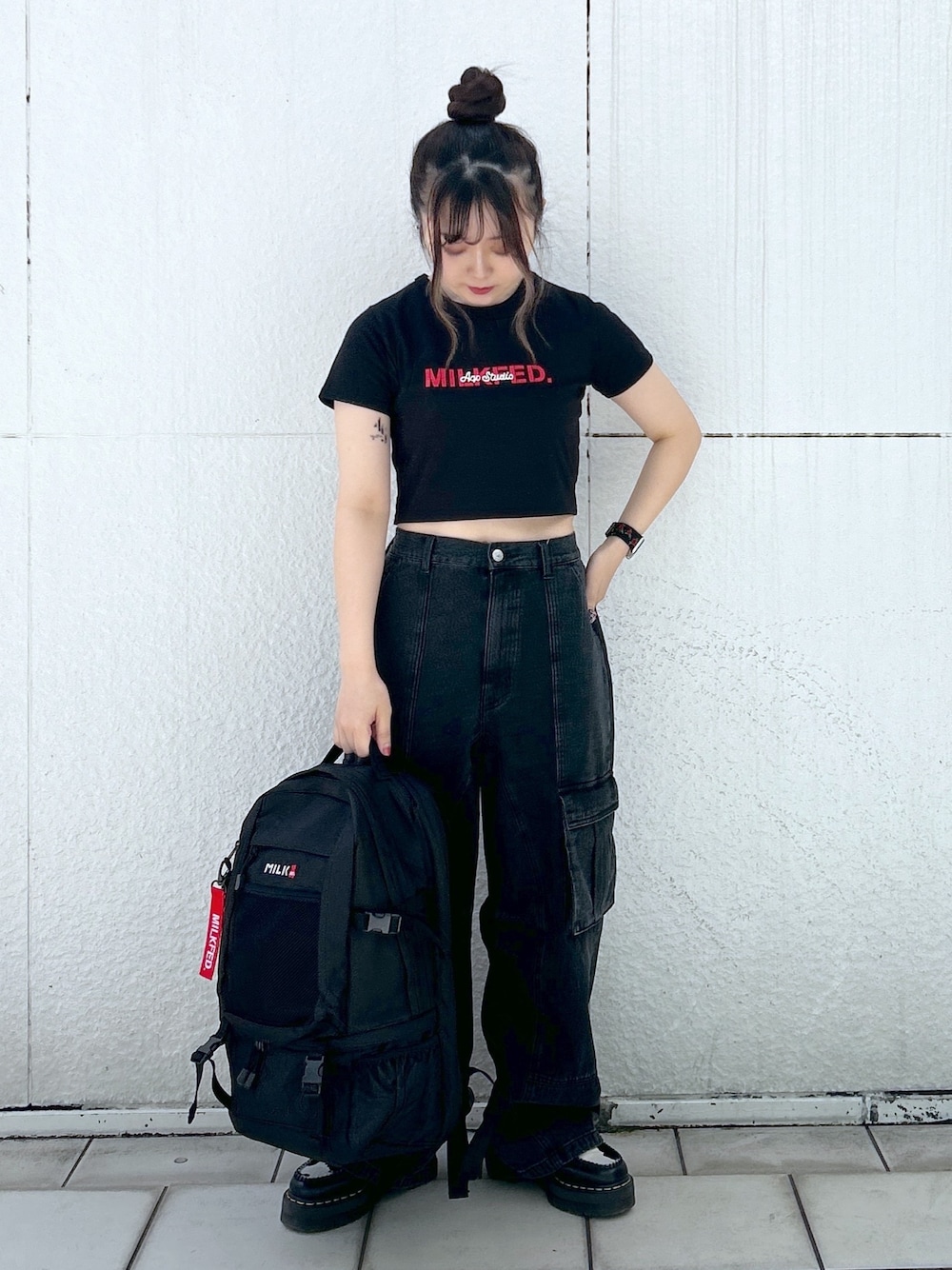 「ミルクフェド、ミルクフェド(MILKFED.)、MILKFED.、aqostudiospace、韓国ファッション、カーゴパンツ、ピチT、リュック、バックパック、ストリート、ootd、ストリートコーデ、ブラックコーデ、コラボ、お出かけコーデ」｜「AQO STUDIO SPACEのMILKFED.xAQO STUDIOS NEO EMBROIDERY BACKPACK（バックパック/リュック、ブラック系）」を使った、レイナさん（レディース・154cm）の春コーディネートの1枚目の写真