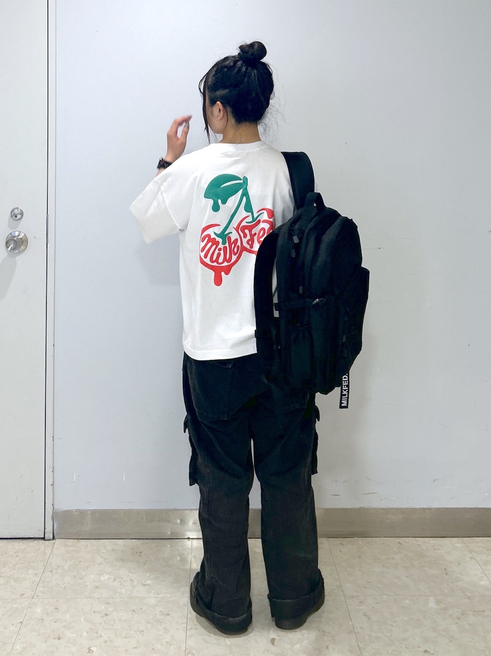 「ミルクフェド、ミルクフェド(MILKFED.)、MILKFED.、夏コーデ、白Tシャツ、カーゴパンツ、リュック、バックパック、カジュアルコーデ、リラックススタイル、シンプルコーデ、大人カジュアル、着回しコーデ、骨格ウェーブ、さくらんぼ」｜「MILKFED.の着心地もデザインにもこだわった一枚。MELT CHERRY WIDE S/S TEE（Tシャツ/カットソー、ホワイト系）」を使った、レイナさん（レディース・154cm）の夏コーディネートの1枚目の写真