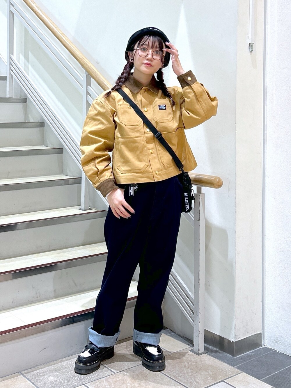 「ミルクフェド、ミルクフェド(MILKFED.)、MILKFED.、ジャケット、ワークスタイル、ワークジャケット、ストリート、ストリートコーデ、ニット帽、デニムパンツ、ショルダーバッグ、冬を彩る色いろコーデ、カラー×コーデ、イエロー、メンズライク」｜「Dr. MartensのDr.Martens Adrian Snaffle Loffer / ドクターマーチン エイドリアン スナッフル ローファー（ローファー、ブラック系）」を使った、レイナさん（レディース・154cm）の冬コーディネートの1枚目の写真