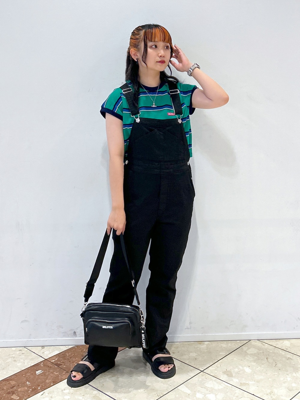 「WEARyouthコーデ、ZOZOセール2023夏、ミルクフェド、ミルクフェド(MILKFED.)、MILKFED.、Dr.Martens、ストライプ、オーバーオール、骨格ウェーブ、おでかけコーデ、休日コーデ、ootd、サンダルコーデ、グリーン、ストリートコーデ」｜「MILKFED.のSLIM FIT OVERALLS（サロペット/オーバーオール、ブラック系）」を使った、レイナさん（レディース・154cm）の夏コーディネートの1枚目の写真