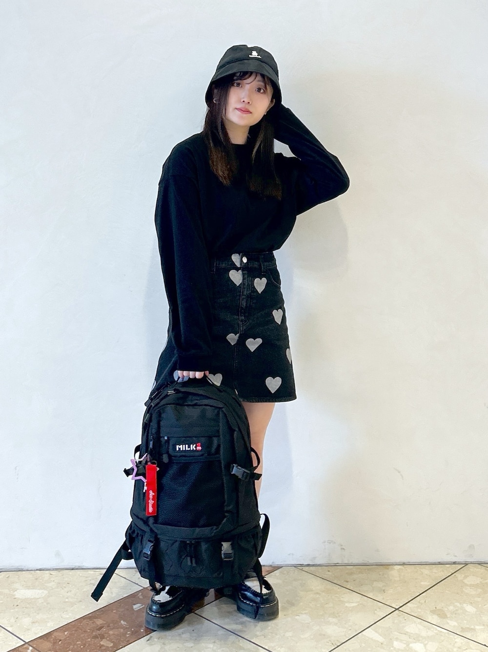 「ミルクフェド、ミルクフェド(MILKFED.)、MILKFED.、カーディガン、エルボーパッチ、バケットハット、ミニスカート、デニムスカート、バックパック、リュック、aqostudiospace、ハート、今日のコーデ、着回しコーデ、ブラックコーデ」｜「MILKFED.のSWEETS L/S TEE（Tシャツ/カットソー、ブラック系）」を使った、レイナさん（レディース・154cm）の春コーディネートの1枚目の写真