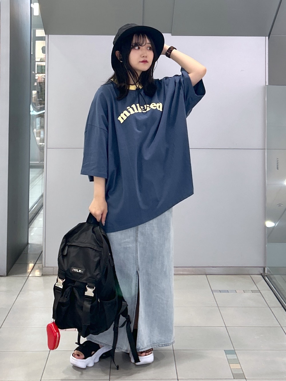 「ミルクフェド、ミルクフェド(MILKFED.)、MILKFED.、休日スタイル、夏コーデ、ビッグT、ビックシルエット、リュック、デニムスカート、ハット、UVカット、オトナカジュアル、今日のコーデ、ネイビー、大人カジュアルコーデ」｜「MILKFED.のCOOPER BIG S/S TOP（Tシャツ/カットソー、ブルー系）」を使った、レイナさん（レディース・154cm）の夏コーディネートの1枚目の写真