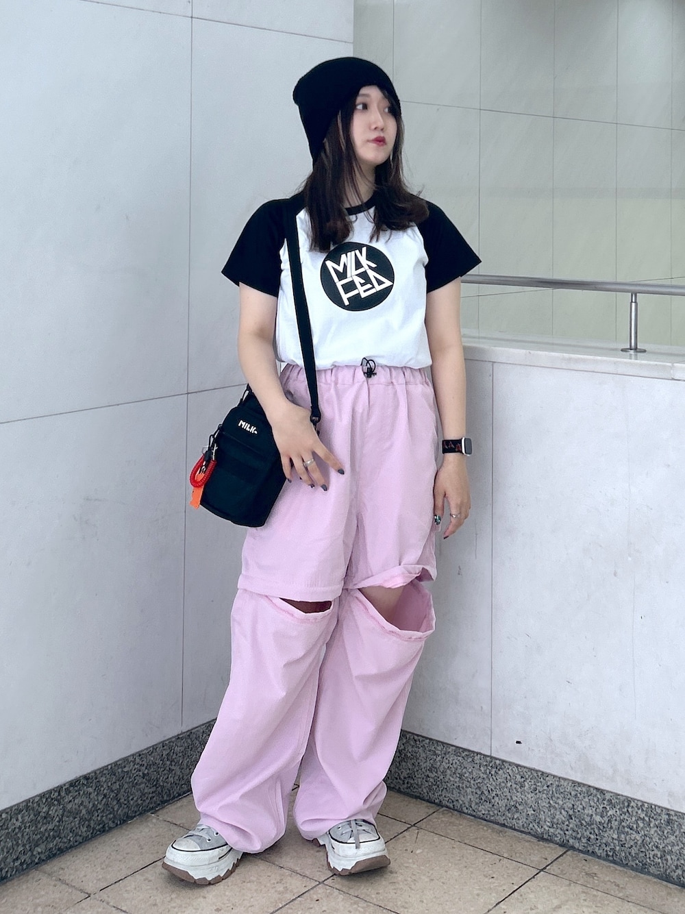 「ミルクフェド、ミルクフェド(MILKFED.)、MILKFED.、春のNewスタイル、ストリート、ショルダーバッグ、チビT、2wayパンツ、ピンクコーデ、韓国コーデ、春ファッション、カラーコーデ、おでかけコーデ、カーゴパンツ、スニーカー」｜「MILKFED.のCIRCLE LOGO COMPACT B/B TEE（Tシャツ/カットソー、ブラック系）」を使った、レイナさん（レディース・154cm）の春コーディネートの1枚目の写真