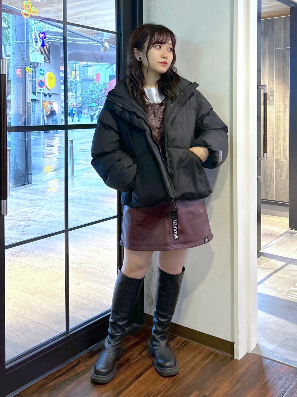 「ダウンジャケット、ミルクフェド、ミルクフェド(MILKFED.)、MILKFED.、レザー、ミニスカート、ロングブーツコーデ、秋のコーデ、きれいめカジュアル、デートスタイル（WOMEN）、オトナガーリー、骨格ウェーブ、低身長、大人女子、お洒落さんとつながりたい」｜「MILKFED.のFAUX LEATHER MINI JUMPER SKIRT（ジャンパースカート、レッド系）」を使った、レイナさん（レディース・154cm）の秋コーディネートの1枚目の写真
