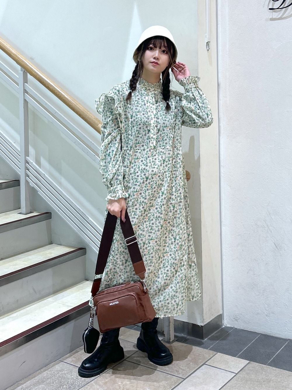 「ミルクフェド、ミルクフェド(MILKFED.)、MILKFED.、ワンピース、ドレス、ショルダーバッグ、バケットハット、おでかけコーデ、花柄、ママファッション、シンプルスタイル、デートコーデ、春コーデ、お出かけコーデ、春」｜「MILKFED.のFLORAL PRINT RUFFLE SLEEVE DRESS（ワンピース、ホワイト系）」を使った、レイナさん（レディース・154cm）の春コーディネートの1枚目の写真