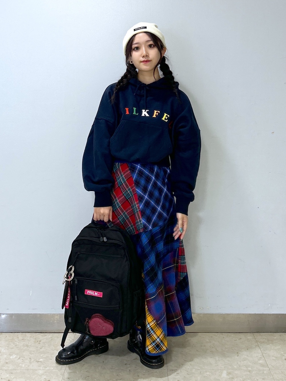 「重ね着ベストシーズン、ミルクフェド、ミルクフェド(MILKFED.)、MILKFED.、チェック、チェックスカート、ニット帽、クロップド丈、リュック、バックパック、きれいめカジュアル、ストリートコーデ、オトナカワイイ、パーカー、フーディー」｜「MILKFED.のW ZIP BACKPACK/大容量　リュックサック/バックパック（バックパック/リュック、ピンク系）」を使った、レイナさん（レディース・154cm）の秋コーディネートの1枚目の写真