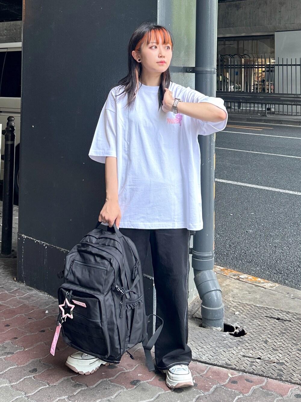 「ミルクフェド、ミルクフェド(MILKFED.)、MILKFED.、みんなの白Tフェス、ビッグシルエット、リュック、バックパック、シンプルコーデ、ZOZOセール2023夏、休日スタイル、低身長コーデ、ootd、厚底スニーカー、骨格ウェーブ、ブラックコーデ」｜「MILKFED.のBEAT WIDE S/S TEE（Tシャツ/カットソー、ホワイト系）」を使った、レイナさん（レディース・154cm）の夏コーディネートの1枚目の写真