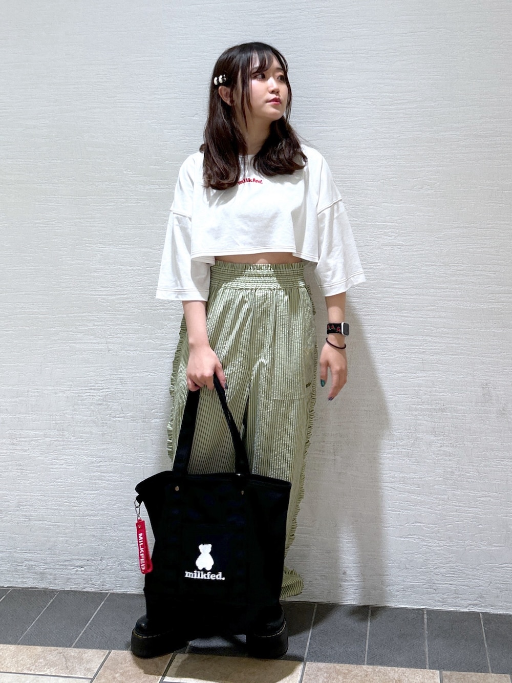 「ミルクフェド、ミルクフェド(MILKFED.)、MILKFED.、ワイドパンツ、ラッフルフリル、トートバッグ、キャンバスバッグ、オーバーサイズ、春のNewスタイル、カットソー、お出かけコーデ、ライトグリーン、aqostudiospace、春服コーデ、大人可愛い」｜「MILKFED.のCROPPED TOP（Tシャツ/カットソー、ホワイト系）」を使った、レイナさん（レディース・154cm）の春コーディネートの1枚目の写真