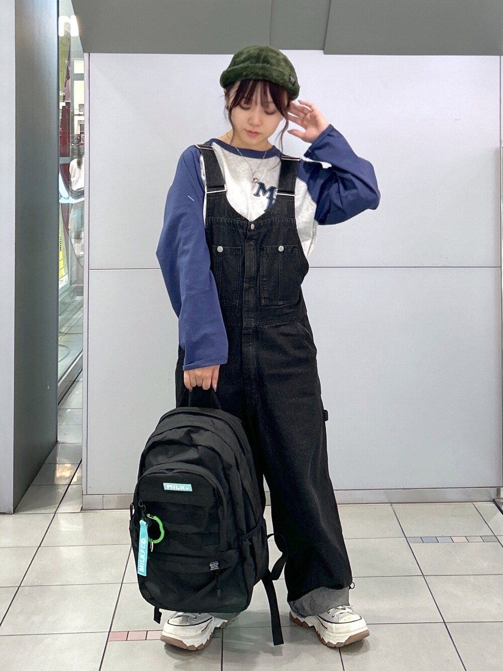 「ファッションを楽しもう、WEARyouthコーデ、ミルクフェド、ミルクフェド(MILKFED.)、MILKFED.、オーバーオール、ストリート、秋冬コーデ、お出かけコーデ、バックパック、リュック、ラグランTシャツ、サロペット、converse、厚底スニーカー」｜「MILKFED.のLOGO FLUFFY ROLL CAP（ハット、グリーン系）」を使った、レイナさん（レディース・154cm）の秋コーディネートの1枚目の写真