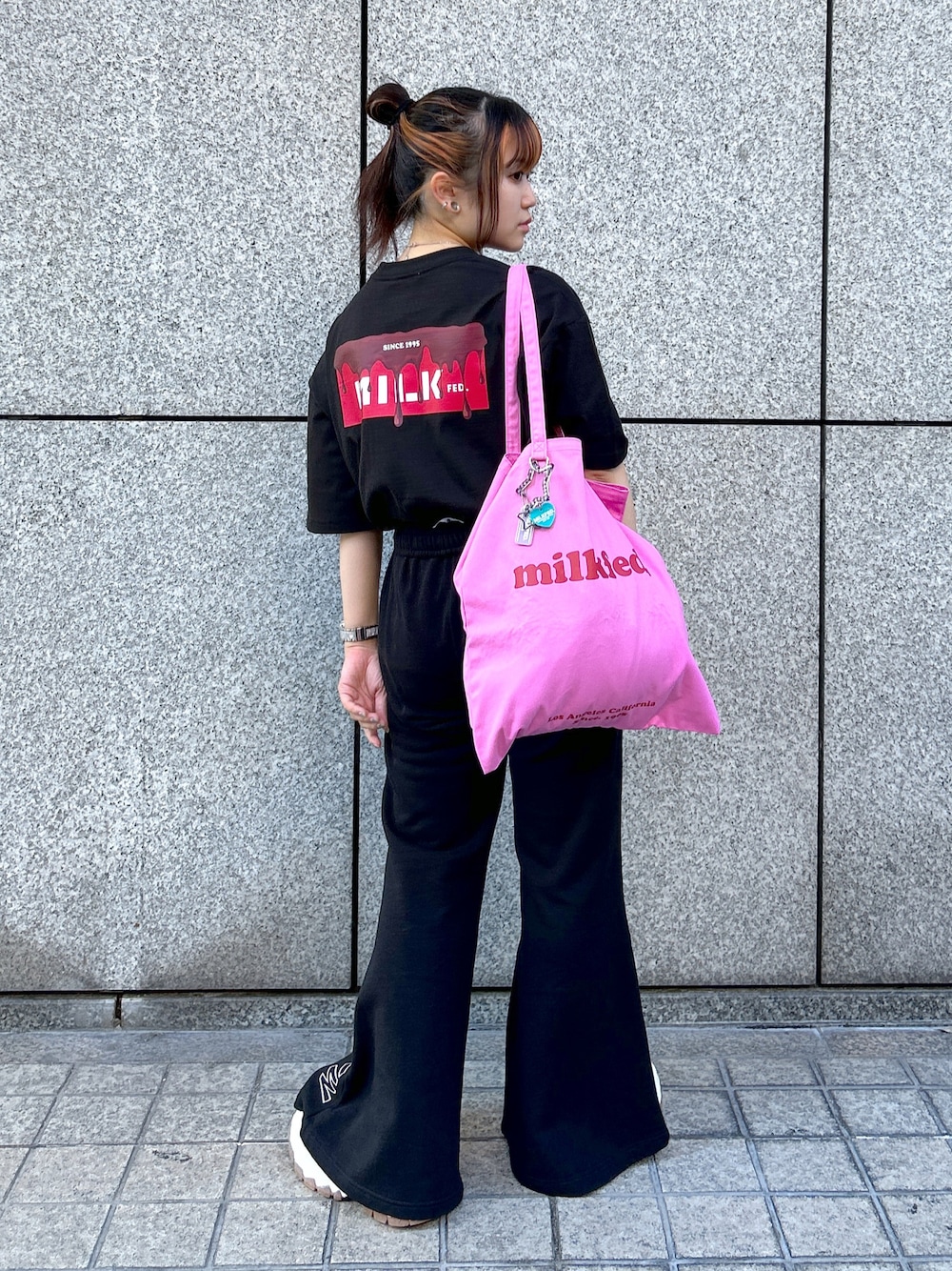 「秋先取りコーデ、パンツスタイル、スウェットパンツ、フレアパンツ、トートバッグ、ミルクフェド、ミルクフェド(MILKFED.)、MILKFED.、Tシャツ、ロゴT、ラクチンコーデ、おしゃれさんと繋がりたい、カラーコーデ、ゆるコーデ、骨格ウェーブ」｜「MILKFED.のMELT BAR LOGO WIDE S/S TEE（Tシャツ/カットソー、ブラック系）」を使った、レイナさん（レディース・154cm）の夏コーディネートの1枚目の写真