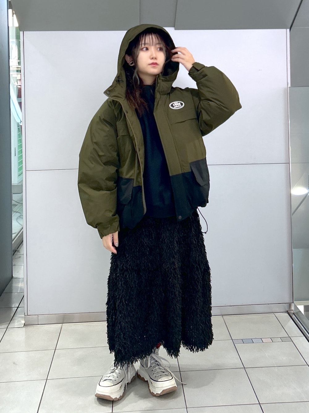 「ミルクフェド、ミルクフェド(MILKFED.)、MILKFED.、冬アウター、冬を彩る色いろコーデ、オトナカジュアル、冬のコーデ、お出かけコーデ、スカートコーデ、個性派、パファージャケット、マウンテンジャケット、ストリート」｜「MILKFED.のFEATHER SKIRT（スカート、ブラック系）」を使った、レイナさん（レディース・154cm）の冬コーディネートの1枚目の写真