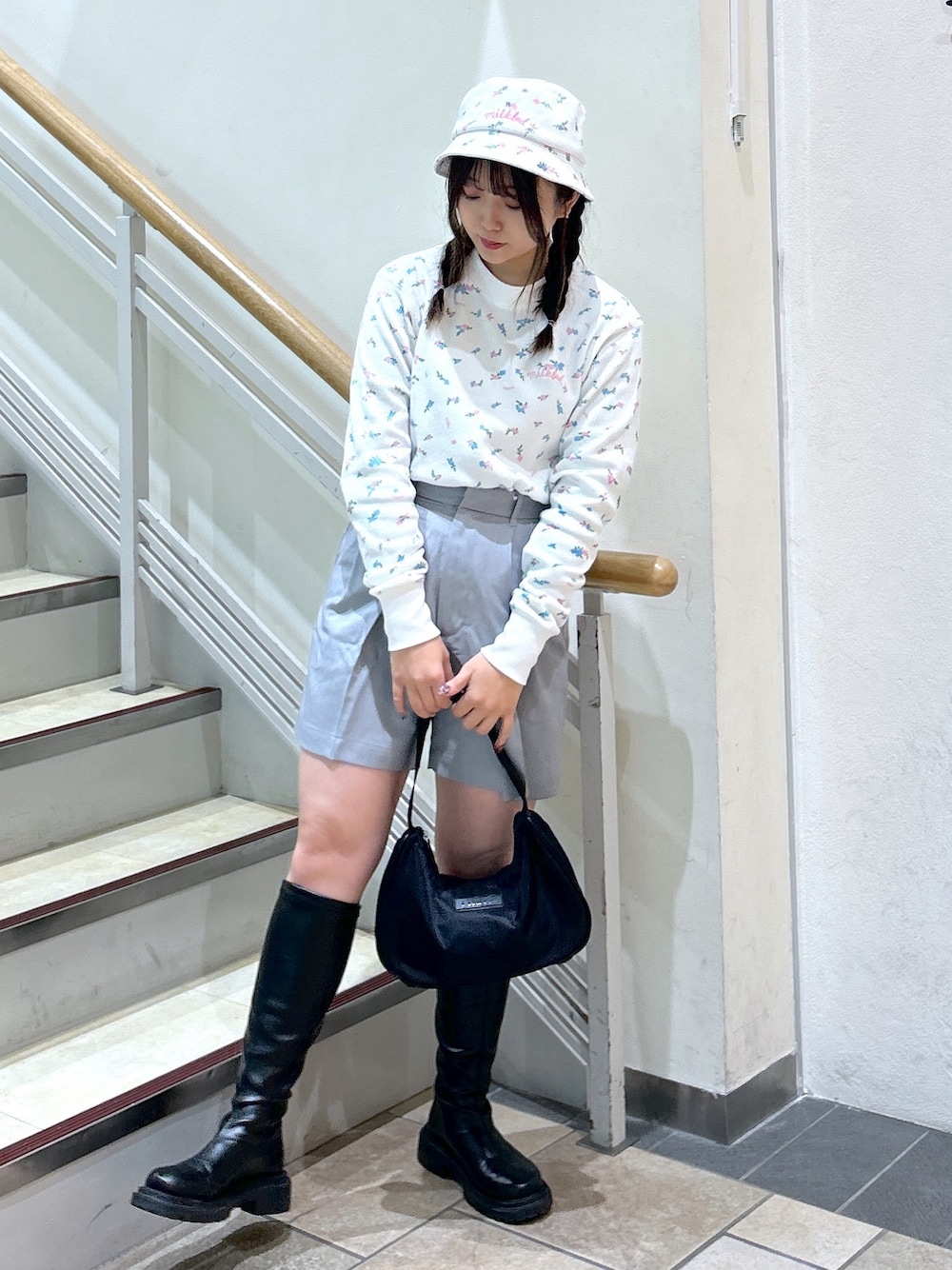 「MILKFED.、ミルクフェド、ミルクフェド(MILKFED.)、ワッフル、バケットハット、ショートパンツ、春服みてみて、春ファッション、今日のコーデ、ootd、花柄、ホワイトコーデ、お出かけコーデ、春カラー、ブーツ」｜「MILKFED.のFLORAL PATTERN WAFFLE L/S TOP（Tシャツ/カットソー、ホワイト系）」を使った、レイナさん（レディース・154cm）の春コーディネートの1枚目の写真