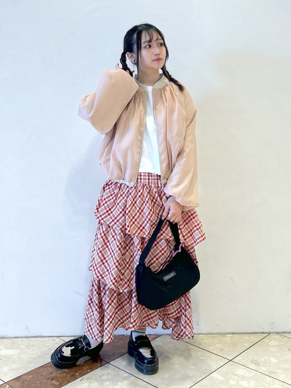 「ミルクフェド、ミルクフェド(MILKFED.)、MILKFED.、ブルゾン、チュール、チェックスカート、ティアードスカート、ハンドバッグ、ピンクコーデ、春服みてみて、お出かけコーデ、大人かわいい、春服コーデ、ootd、お花見コーデ」｜「MILKFED.のPLAID TIERED SKIRT（スカート、レッド系）」を使った、レイナさん（レディース・154cm）の春コーディネートの1枚目の写真