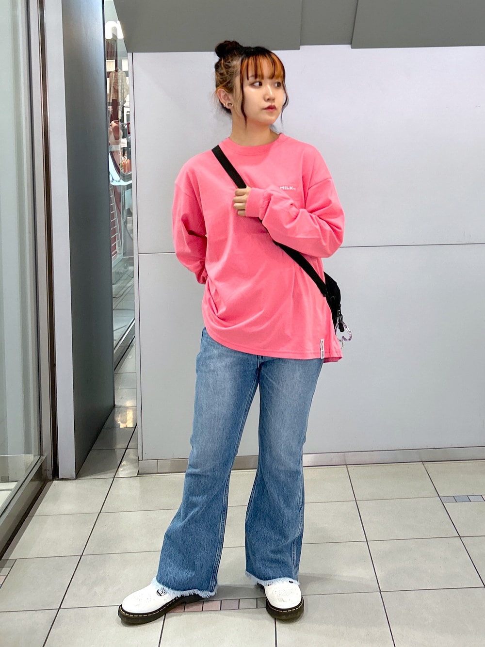 「アツいコーデ全部見せ、カラー×コーデ、秋服準備はじめました、シンプルコーデ、ミルクフェド、ミルクフェド(MILKFED.)、MILKFED.、フレアデニム、ショルダーバッグ、フェススタイル、骨格ウェーブ、低身長コーデ、楽チンコーデ、今日のコーデ、23AW秋の新作」｜「MILKFED.のHIGH WAIST FLARE JEANS（デニムパンツ、ブルー系）」を使った、レイナさん（レディース・154cm）の夏コーディネートの1枚目の写真