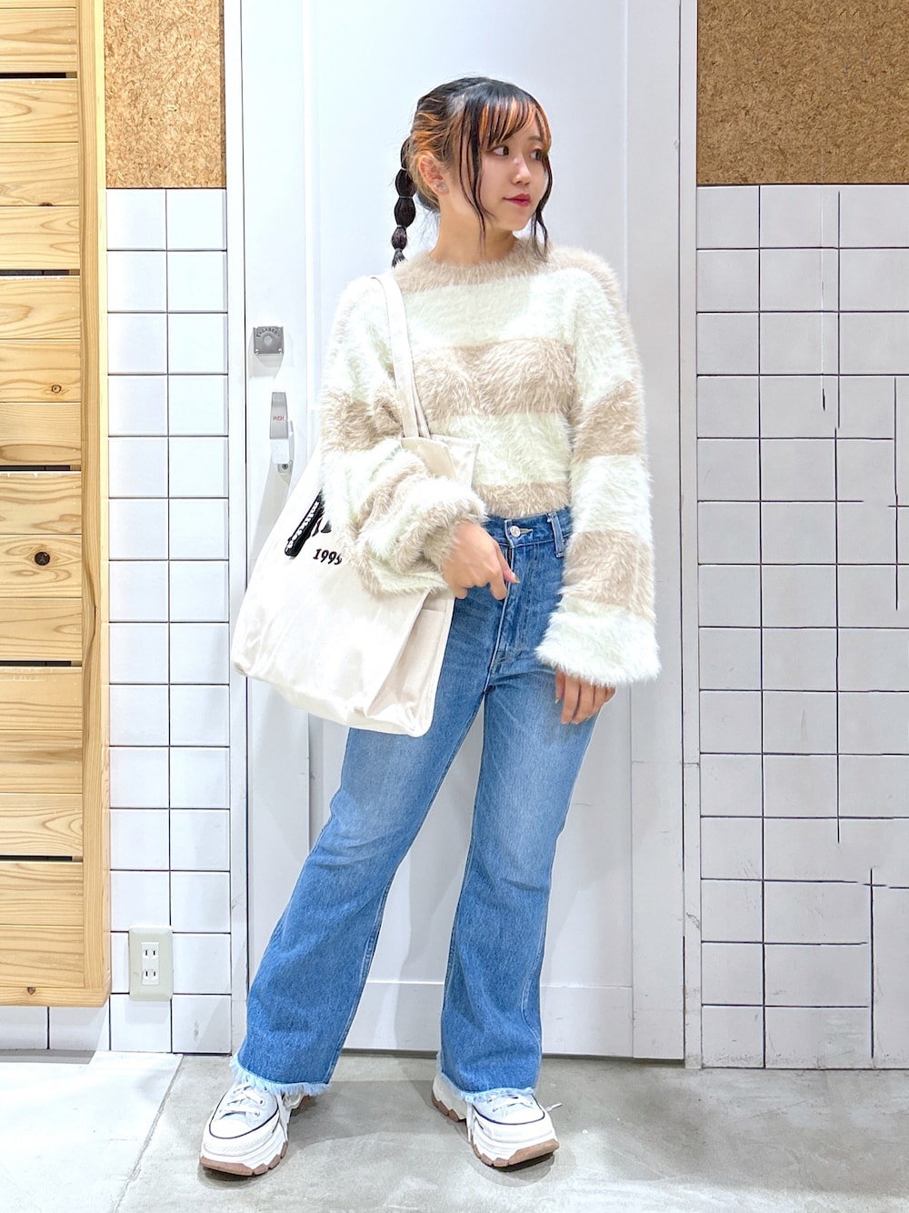 「アツいコーデ全部見せ、秋服準備はじめました、シャギーニット、ミルクフェド、ミルクフェド(MILKFED.)、MILKFED.、低身長女子、ボーダーニット、フレアデニム、キャンバストート、大きめバッグ、お洒落さんとつながりたい、デートスタイル（WOMEN）、ニット、きれいめコーディネート」｜「MILKFED.のSHAGGY KNIT TOP（ニット/セーター、ベージュ系）」を使った、レイナさん（レディース・154cm）の夏コーディネートの1枚目の写真
