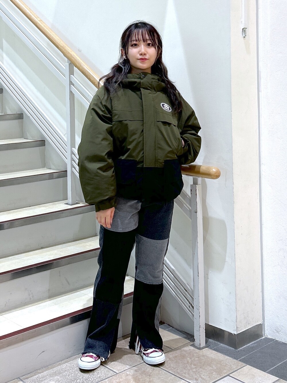 「ファッションを楽しもう、WEARyouthコーデ、ミルクフェド、ミルクフェド(MILKFED.)、MILKFED.、マウンテンライトジャケット、マウンテンパーカー、アウター、ダウンジャケット、デニムパンツ、パッチワーク、パッチワークデニム、秋冬コーデ、ビッグシルエット、アウトドアスタイル」｜「MILKFED.のPATCHWORK DENIM PANTS（デニムパンツ、ブラック系）」を使った、レイナさん（レディース・154cm）の秋コーディネートの1枚目の写真
