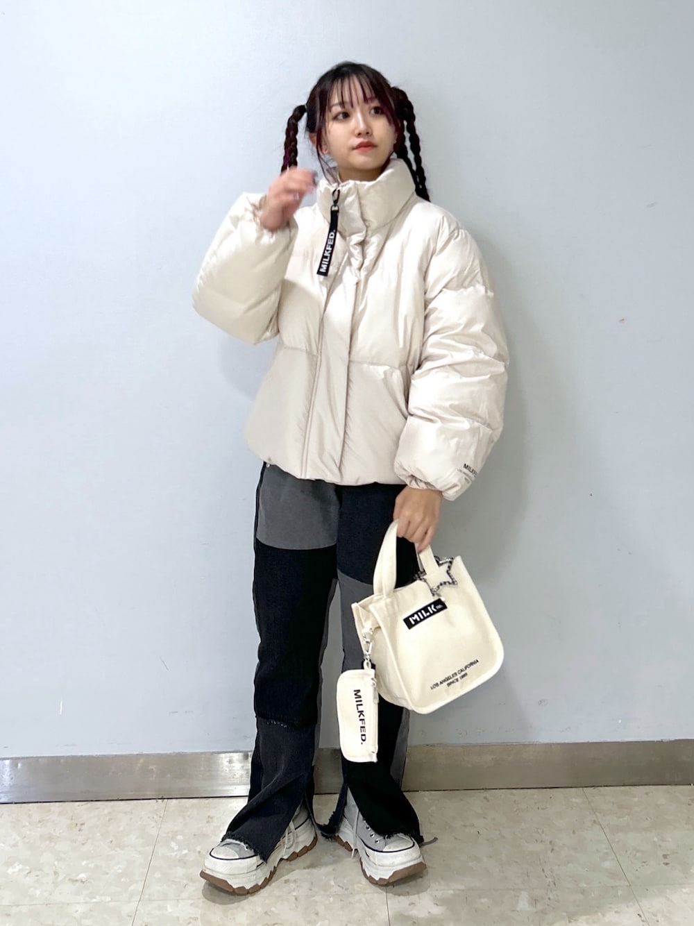 「ミルクフェド、ミルクフェド(MILKFED.)、MILKFED.、フレアパンツ、フレアデニム、デニムパンツ、パファージャケット、ショルダーバッグ、キャンバスバッグ、冬を彩る色いろコーデ、大人カジュアル、着回しコーデ、ootd、低身長、オトナカワイイ」｜「MILKFED.のPUFFER JACKET（ダウンジャケット/コート、ホワイト系）」を使った、レイナさん（レディース・154cm）の冬コーディネートの1枚目の写真