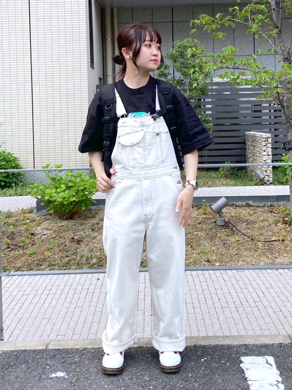 「WEARyouthコーデ、初夏コーデ、ミルクフェド、ミルクフェド(MILKFED.)、MILKFED.、milkfed._ootd、オーバーオール、サロペット、Tシャツ、グリッター、バックパック、リュック、休日スタイル、骨格ウェーブ」｜「MILKFED.のDENIM OVERALLS（サロペット/オーバーオール、ホワイト系）」を使った、レイナさん（レディース・154cm）の春コーディネートの1枚目の写真