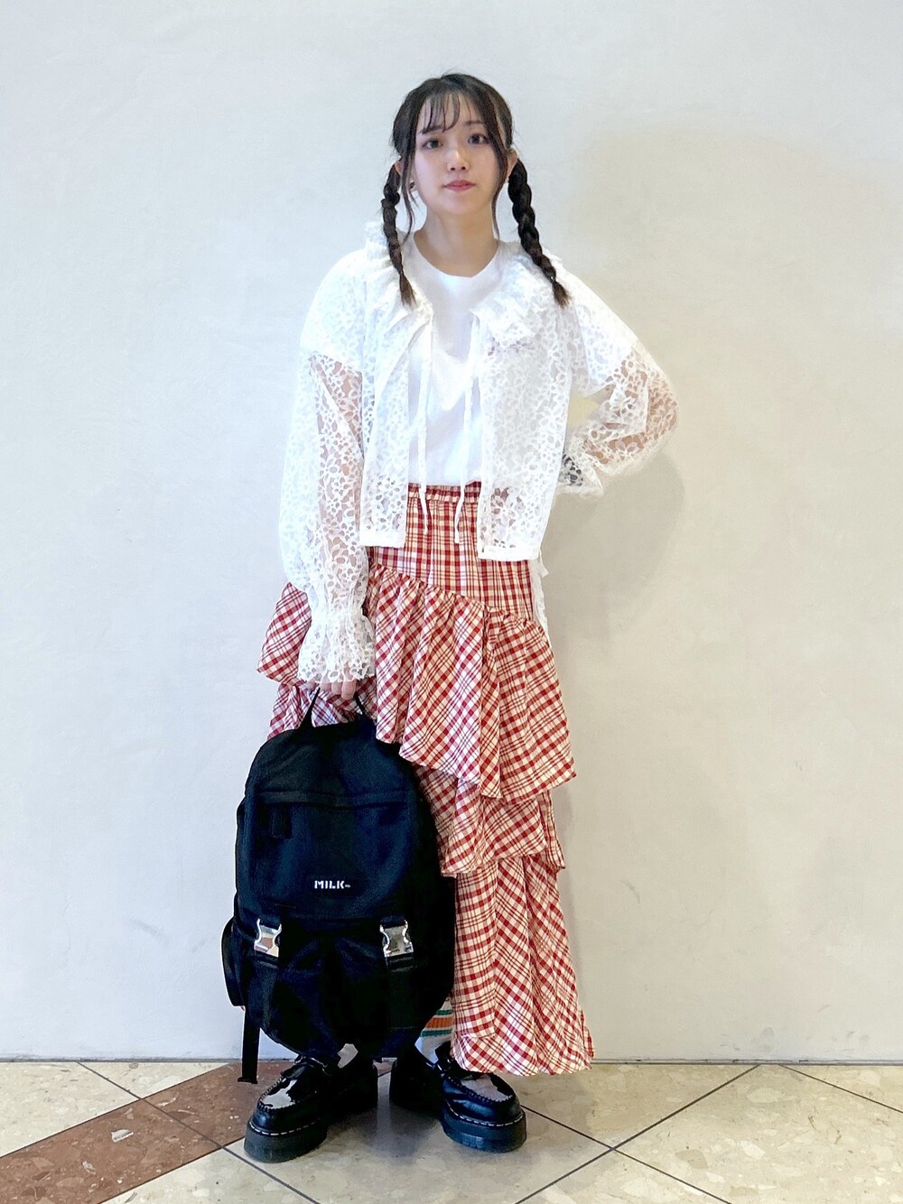 「ミルクフェド、MILKFED.、ミルクフェド(MILKFED.)、カーディガン、レース、チビT、リュック、ティアードスカート、チェックスカート、レッド、春のNewスタイル、レイヤードスタイル、パステルカラー、お出かけコーデ、春服コーデ」｜「MILKFED.のPLAID TIERED SKIRT（スカート、レッド系）」を使った、レイナさん（レディース・154cm）の春コーディネートの1枚目の写真