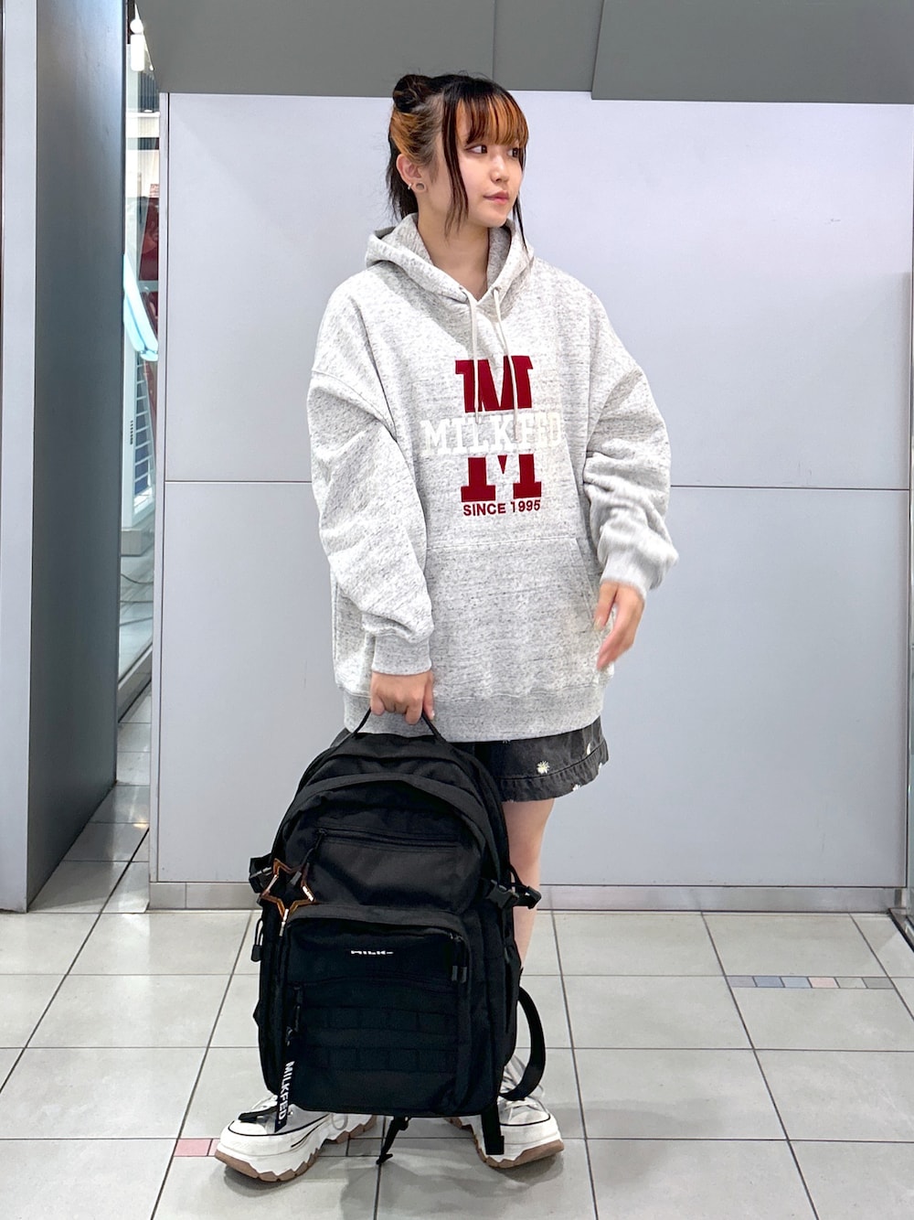 「ミルクフェド、ミルクフェド(MILKFED.)、MILKFED.、ショートパンツ、サロペット、バックパック、リュック、フーディー、ビッグシルエット、パーカーコーデ、パーカー グレー、ゆるコーデ、おしゃれさんと繋がりたい、初秋コーデ、秋服コーデ」｜「MILKFED.のINITIALS SWEAT HOODIE（パーカー、その他）」を使った、レイナさん（レディース・154cm）の夏コーディネートの1枚目の写真