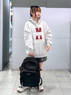 レイナさんの「INITIALS SWEAT HOODIE」を使ったコーディネート