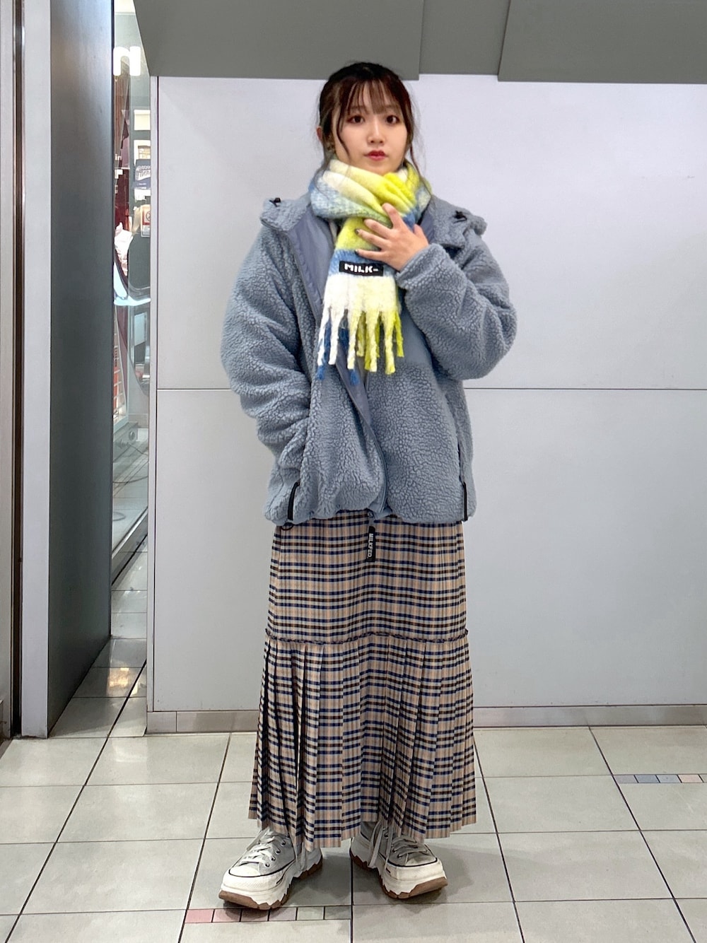 「ファッションを楽しもう、WEARyouthコーデ、ミルクフェド、ミルクフェド(MILKFED.)、MILKFED.、ボアジャケット、ボアブルゾン、チェックスカート、チェック、マフラー、ストール、きれいめカジュアル、お出かけコーデ、マフラーぐるぐる、クリスマスに着たい服」｜「MILKFED.のBOA ZIP UP HOODED JACKET（ブルゾン、ブルー系）」を使った、レイナさん（レディース・154cm）の秋コーディネートの1枚目の写真