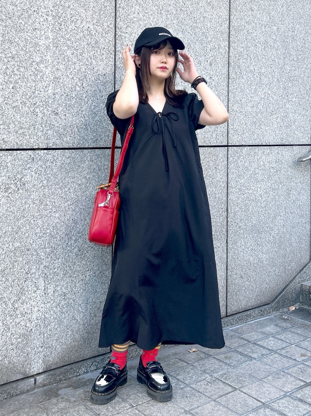 「ミルクフェド、ミルクフェド(MILKFED.)、MILKFED.、ワンピース、キャップ、ショルダーバッグ、バンブーハンドル、ブラックコーデ、レッド、キレイめカジュアル、大人カジュアル、初夏コーデ、お出かけコーデ、春夏コーデ、骨格ウェーブ」｜「MILKFED.のLOGO LACE CAP（キャップ、ブラック系）」を使った、レイナさん（レディース・154cm）の春コーディネートの1枚目の写真
