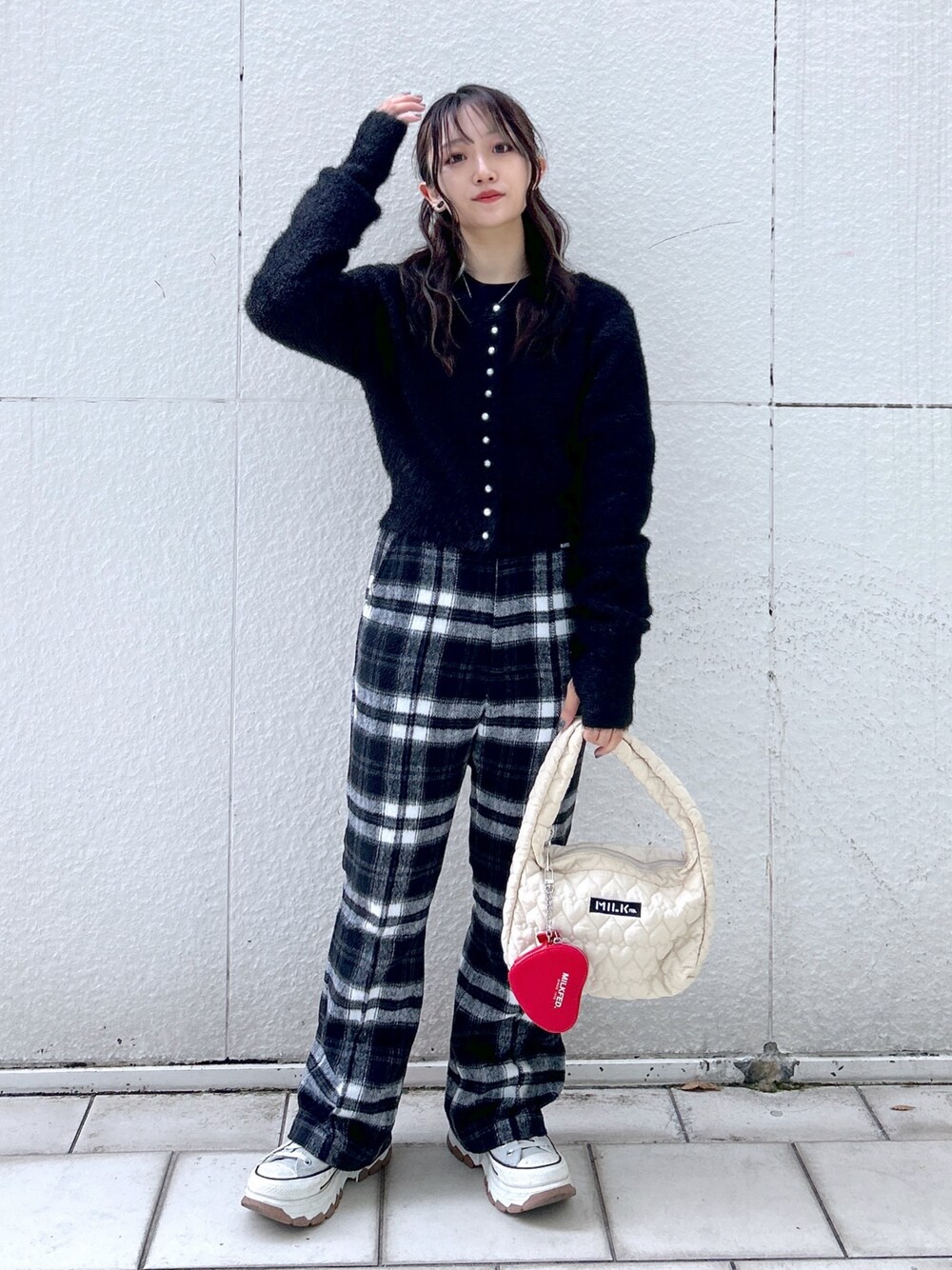 「ミルクフェド、ミルクフェド(MILKFED.)、MILKFED.、お出かけコーデ、チェックパンツ、キルティング、キルティングバッグ、カーディガン、カーディガンコーデ、クリスマスに着たい服、マイベストコーデ2023、冬アウター、デートコーデ、きれいめコーディネート、ローファー」｜「MILKFED.のPLAID FLARE PANTS（その他パンツ、ブラック系）」を使った、レイナさん（レディース・154cm）の冬コーディネートの1枚目の写真