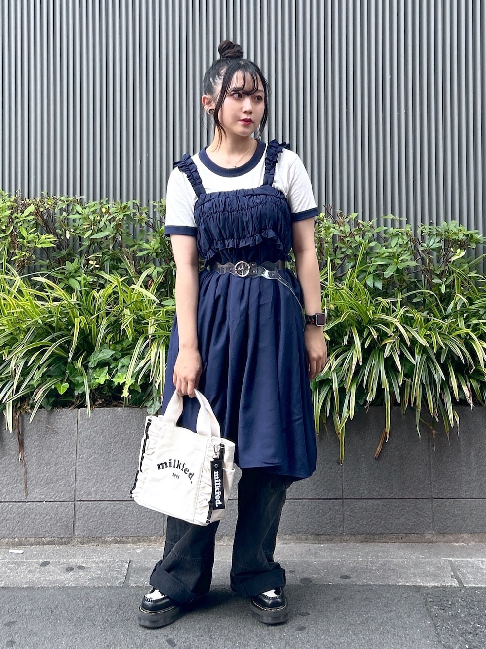「MILKFED.、ミルクフェド、ミルクフェド(MILKFED.)、ショルダーバッグ、フリル、おだんごヘアー、154cm、２ＷＡＹ、リンガーTシャツ、ブルー、ネイビー、夏コーデ、今日のコーデ、ootd、カラーコーデ」｜「MILKFED.のWAVE BELT（ベルト、その他）」を使った、レイナさん（レディース・154cm）の夏コーディネートの1枚目の写真