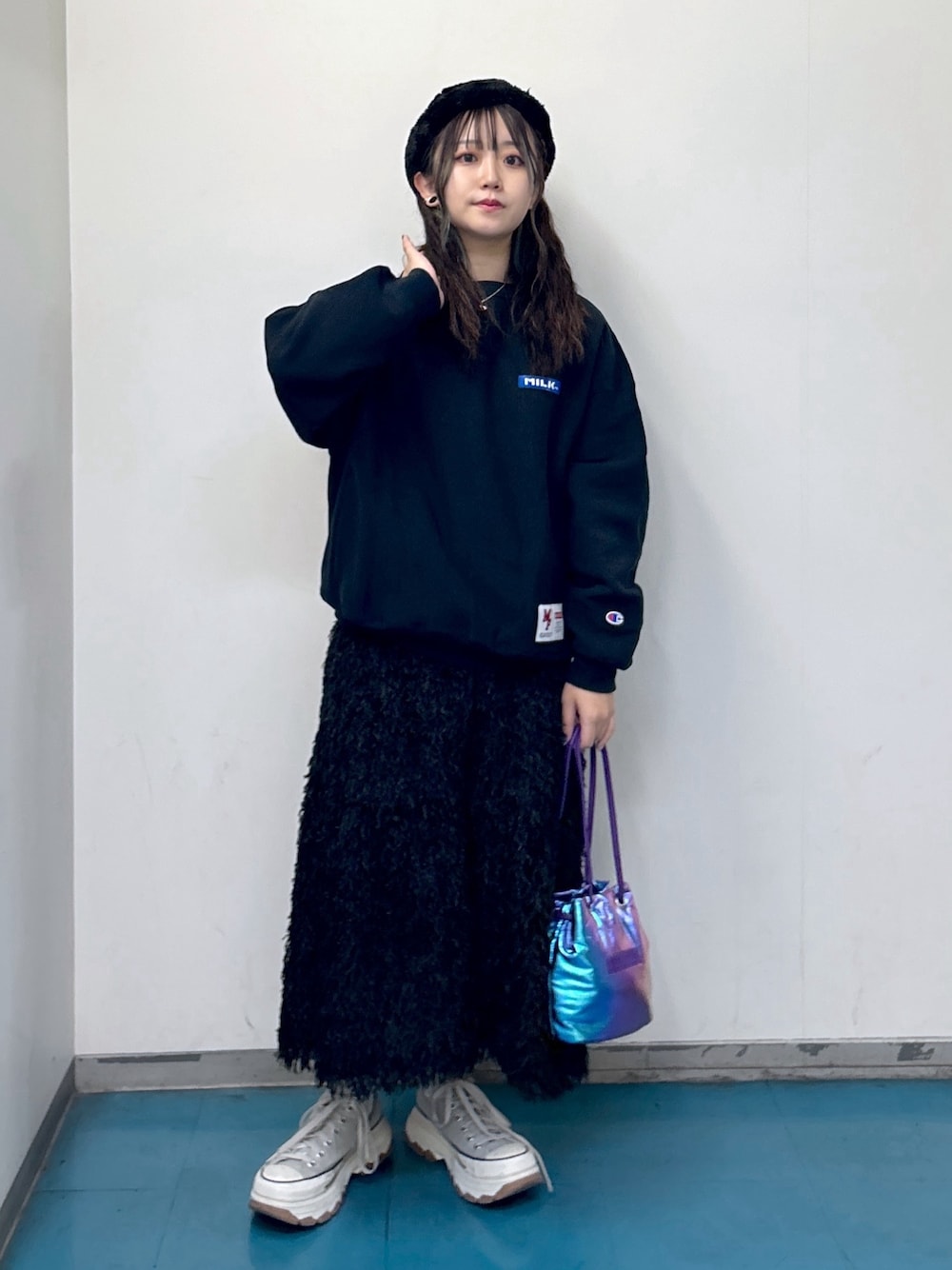 「WEARyouthコーデ、ミルクフェド、ミルクフェド(MILKFED.)、MILKFED.、Champion、フェザー、クリスマスに着たい服、ショルダーバッグ、converse、デートコーデ、マイベストコーデ2023、今日のコーデ、ootd、トレーナー、スウェット」｜「MILKFED.のMILKFED.ⅹCHAMPION SWEAT TOP（スウェット、ブラック系）」を使った、レイナさん（レディース・154cm）の冬コーディネートの1枚目の写真