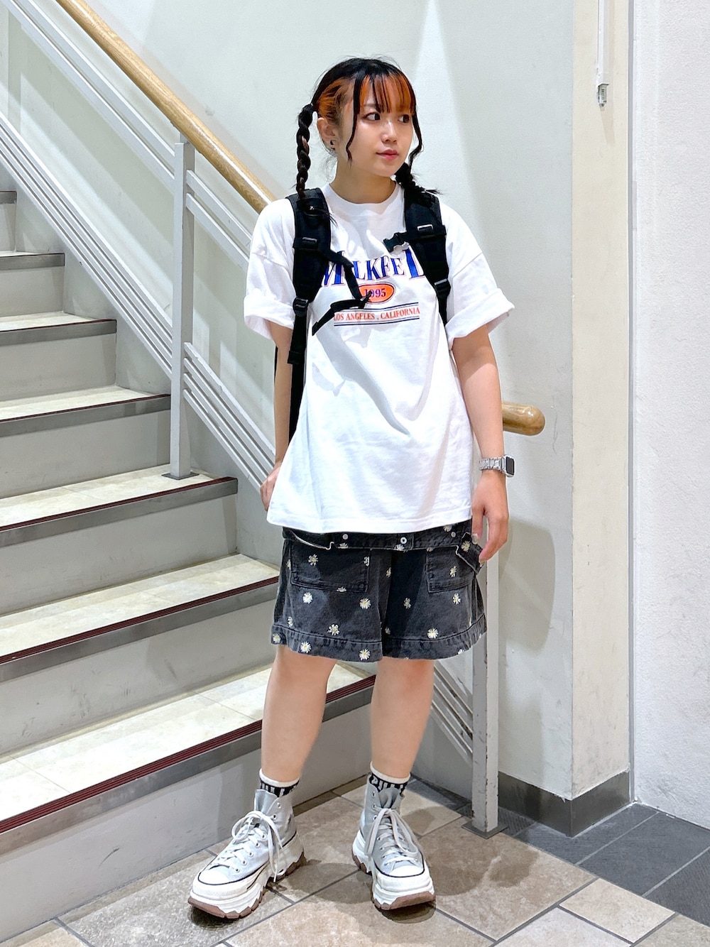 「お出かけコーデ、WEARyouthコーデ、MILKFED.、ミルクフェド、ミルクフェド(MILKFED.)、バックパック、リュック、アツいコーデ全部見せ、ショートパンツ、サロペット、converse、厚底スニーカー、ビッグシルエット、ロゴT、みんなの白Tフェス」｜「MILKFED.のSCHOOL LOGO WIDE S/S TEE（Tシャツ/カットソー、ホワイト系）」を使った、レイナさん（レディース・154cm）の夏コーディネートの1枚目の写真