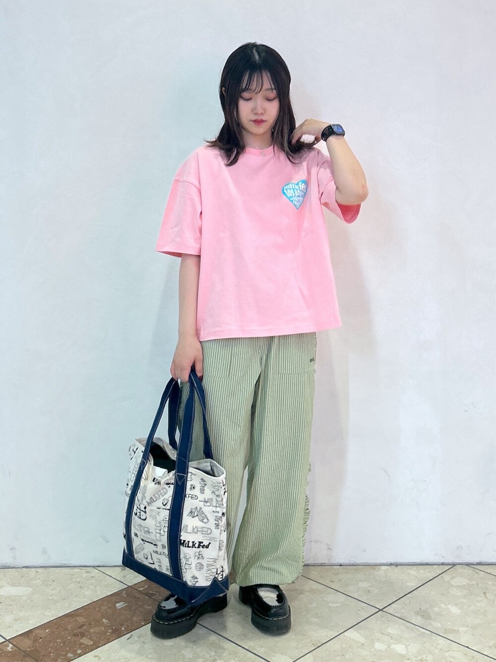 「ミルクフェド、ミルクフェド(MILKFED.)、MILKFED.、ワイドパンツ、トートバッグ、ショルダーバッグ、Tシャツ、ストライプ、ピンク、ライトグリーン、春コーデ、シンプルコーデ、着回しコーデ」｜「MILKFED.のHEART LOGO WIDE S/S TEE（Tシャツ/カットソー、ピンク系）」を使った、レイナさん（レディース・154cm）の春コーディネートの1枚目の写真
