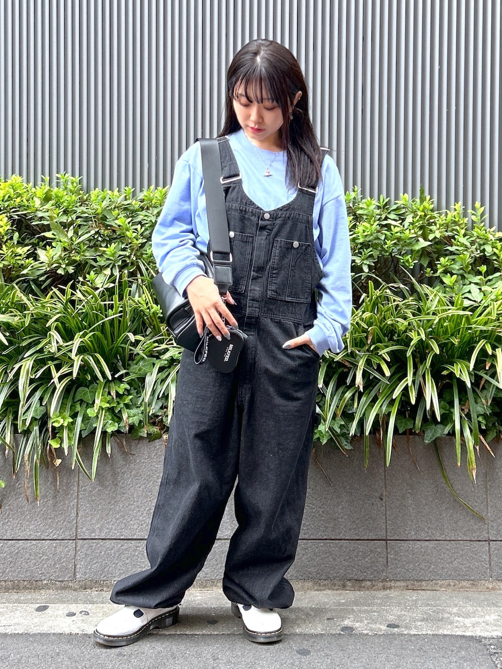 「WEARyouthコーデ、秋服準備はじめました、ミルクフェド、ミルクフェド(MILKFED.)、MILKFED.、サロペット、オーバーオール、楽チンコーデ、デニムコーデ、低身長コーデ、今日のコーデ、ootd、ロゴT、ロンT、着回しコーデ」｜「MILKFED.のDENIM OVERALLS（サロペット/オーバーオール、ブラック系）」を使った、レイナさん（レディース・154cm）の秋コーディネートの1枚目の写真