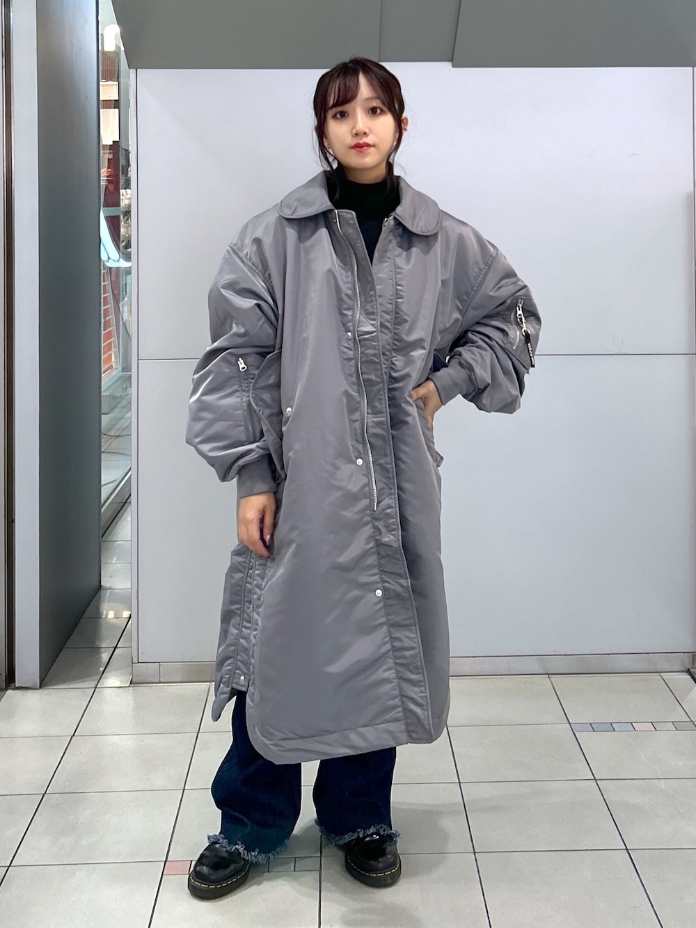 「MILKFED.、ミルクフェド、ミルクフェド(MILKFED.)、MA-1、ロングコート、ロングジャケット、重ね着ベストシーズン、グレー、ストリート、ストリートコーデ、フレアデニム、ビッグシルエット、ラクチンコーデ」｜「MILKFED.のMA-1 FLIGHT LONG JACKET（MA-1、グレー系）」を使った、レイナさん（レディース・154cm）の秋コーディネートの1枚目の写真