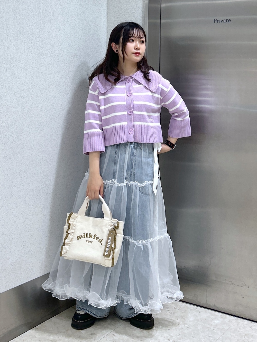 「ミルクフェド、ミルクフェド(MILKFED.)、MILKFED.、カーディガン、チュールスカート、シースルースカート、ラッフルフリル、パープル、ショルダーバッグ、キャンバスバッグ、春ファッション、スカートスタイル、お出かけコーデ、大人カジュアル、ホワイト」｜「MILKFED.のSTRIPED KNIT CARDIGAN（カーディガン/ボレロ、パープル系）」を使った、レイナさん（レディース・154cm）の春コーディネートの1枚目の写真