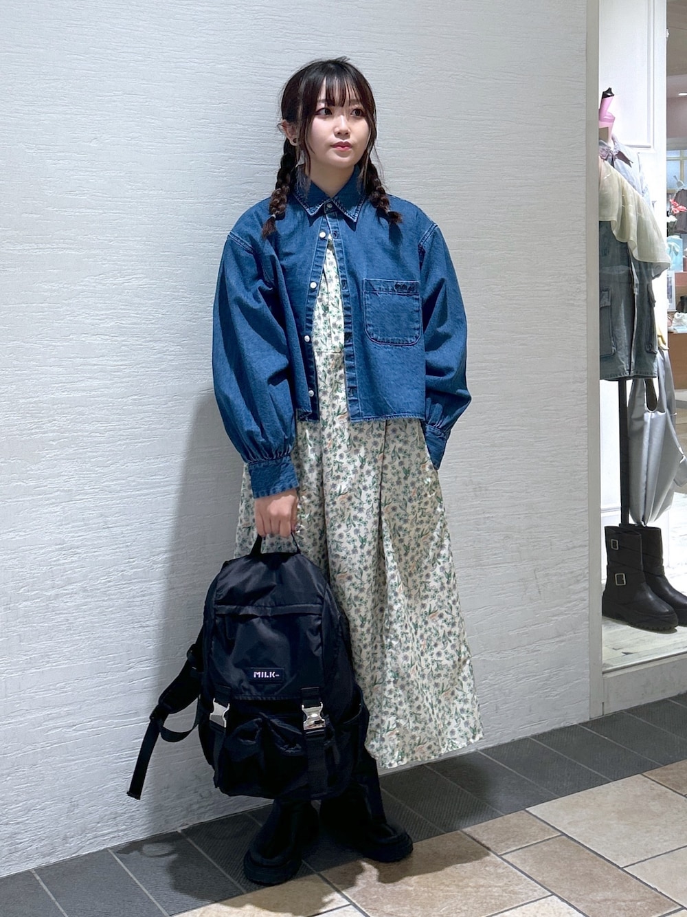 「春のおしゃ見えテクニック、ミルクフェド、ミルクフェド(MILKFED.)、MILKFED.、ワンピース、デニムシャツ、花柄ワンピース、リュック、春服みてみて、お出かけコーデ、休日スタイル、お花見コーデ、大人ガーリー、ホワイトコーデ、春服コーデ」｜「MILKFED.のDENIM SHIRT（シャツ/ブラウス、ブルー系）」を使った、レイナさん（レディース・154cm）の春コーディネートの1枚目の写真