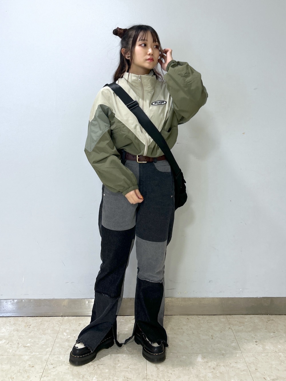 「ミルクフェド、ミルクフェド(MILKFED.)、MILKFED.、フレアデニム、ショルダーバッグ、メッセンジャーバッグ、ブルゾン、スポーツミックス、ミリタリー、ストリート、着回しコーデ、オトナカジュアル、春夏コーデ、シンプルコーデ、淡色コーデ」｜「MILKFED.のCOLORBLOCK JACKET（ナイロンジャケット、ベージュ系）」を使った、レイナさん（レディース・154cm）の冬コーディネートの1枚目の写真
